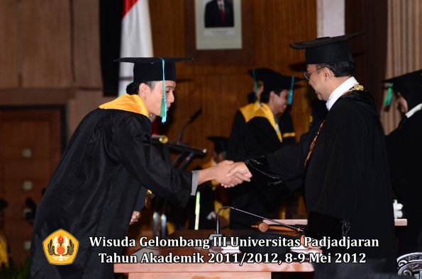 wisuda-unpad-gel-iii-2011_2012-fakultas-pik-oleh-rektor-024