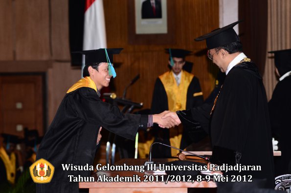 wisuda-unpad-gel-iii-2011_2012-fakultas-pik-oleh-rektor-025