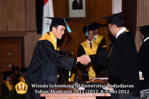 wisuda-unpad-gel-iii-2011_2012-fakultas-pik-oleh-rektor-026