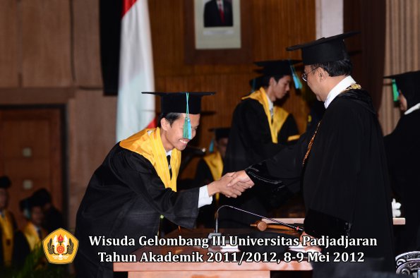 wisuda-unpad-gel-iii-2011_2012-fakultas-pik-oleh-rektor-027