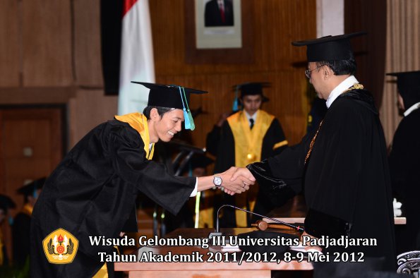 wisuda-unpad-gel-iii-2011_2012-fakultas-pik-oleh-rektor-028