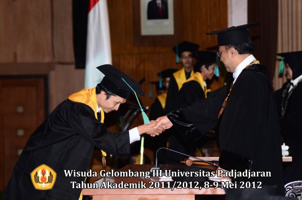 wisuda-unpad-gel-iii-2011_2012-fakultas-pik-oleh-rektor-029