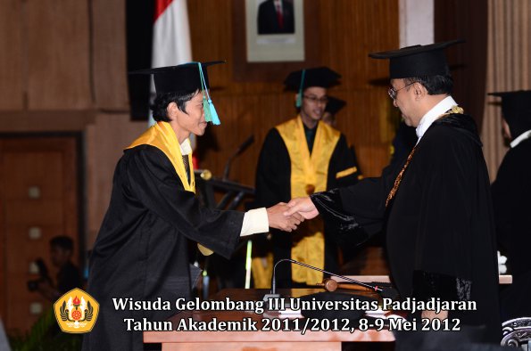 wisuda-unpad-gel-iii-2011_2012-fakultas-pik-oleh-rektor-030