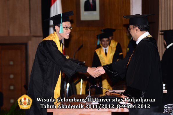 wisuda-unpad-gel-iii-2011_2012-fakultas-pik-oleh-rektor-031