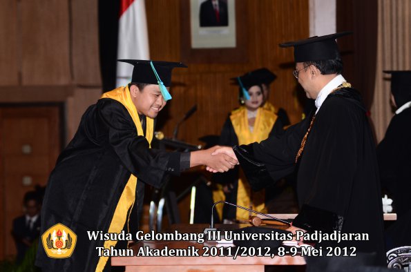 wisuda-unpad-gel-iii-2011_2012-fakultas-pik-oleh-rektor-033