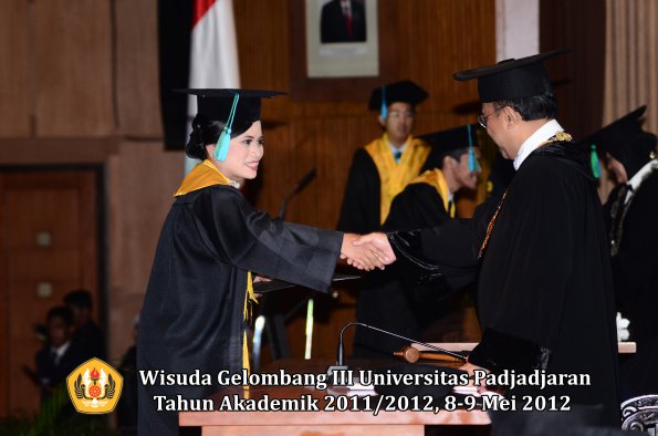 wisuda-unpad-gel-iii-2011_2012-fakultas-pik-oleh-rektor-034