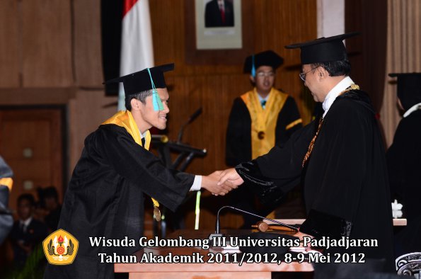 wisuda-unpad-gel-iii-2011_2012-fakultas-pik-oleh-rektor-035