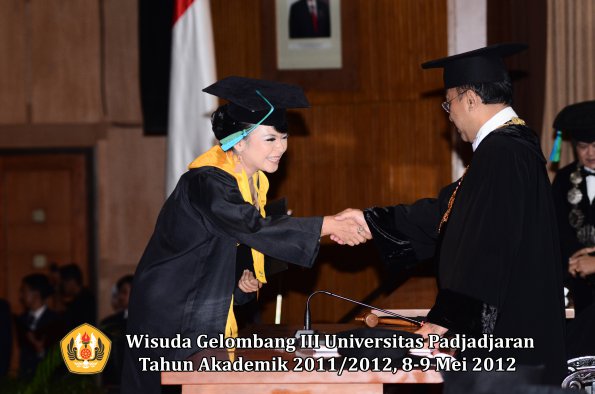 wisuda-unpad-gel-iii-2011_2012-fakultas-pik-oleh-rektor-037