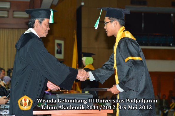 wisuda-unpad-gel-iii-2011_2012-fakultas-pertanian-oleh-dekan-027