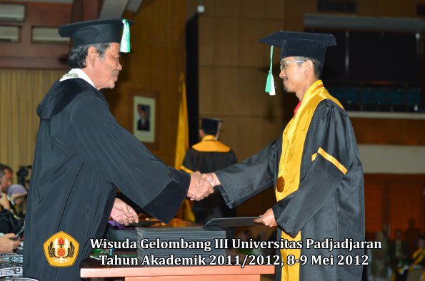 wisuda-unpad-gel-iii-2011_2012-fakultas-pertanian-oleh-dekan-028