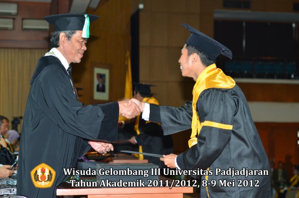 wisuda-unpad-gel-iii-2011_2012-fakultas-pertanian-oleh-dekan-032