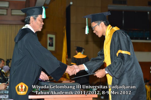 wisuda-unpad-gel-iii-2011_2012-fakultas-pertanian-oleh-dekan-033