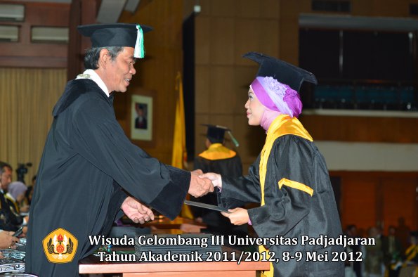 wisuda-unpad-gel-iii-2011_2012-fakultas-pertanian-oleh-dekan-037