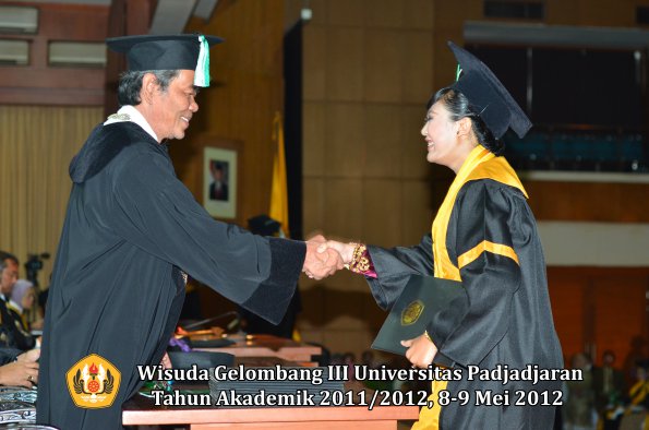 wisuda-unpad-gel-iii-2011_2012-fakultas-pertanian-oleh-dekan-039