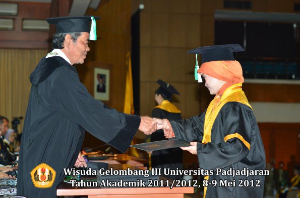 wisuda-unpad-gel-iii-2011_2012-fakultas-pertanian-oleh-dekan-040