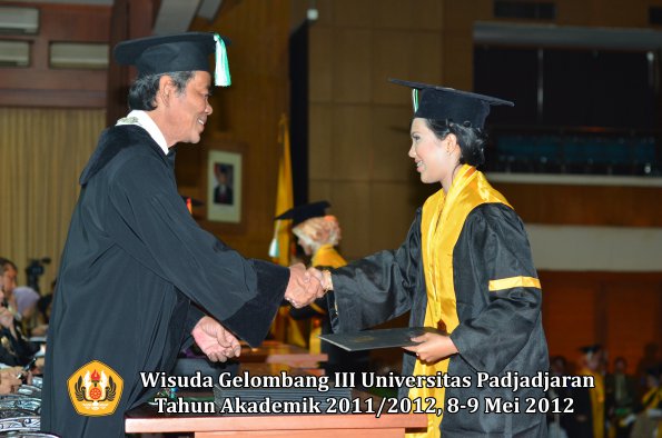 wisuda-unpad-gel-iii-2011_2012-fakultas-pertanian-oleh-dekan-044