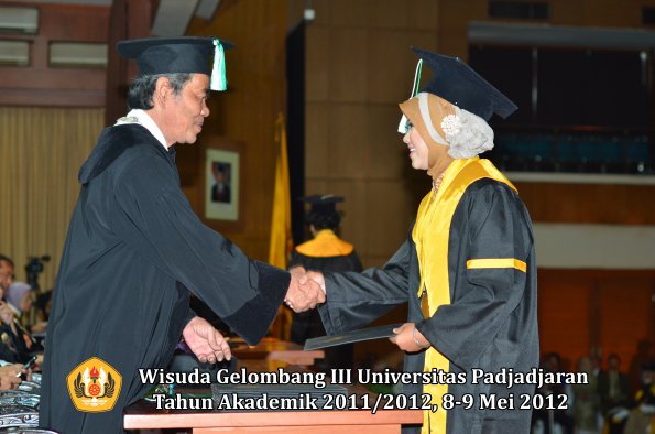 wisuda-unpad-gel-iii-2011_2012-fakultas-pertanian-oleh-dekan-046