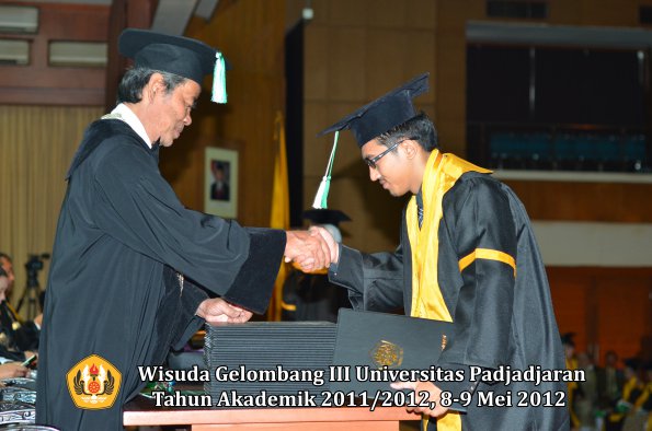 wisuda-unpad-gel-iii-2011_2012-fakultas-pertanian-oleh-dekan-067