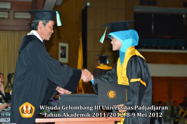 wisuda-unpad-gel-iii-2011_2012-fakultas-pertanian-oleh-dekan-069