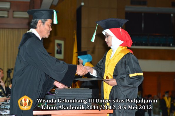 wisuda-unpad-gel-iii-2011_2012-fakultas-pertanian-oleh-dekan-070