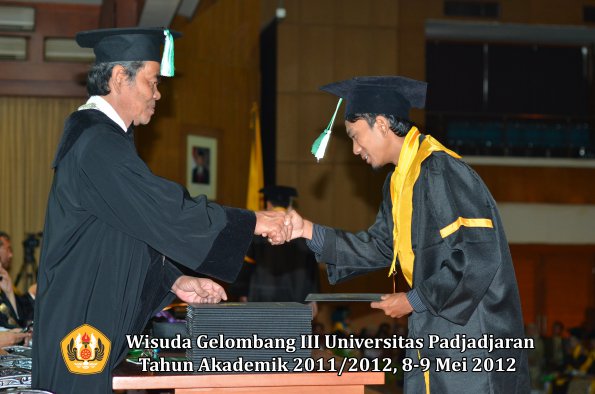 wisuda-unpad-gel-iii-2011_2012-fakultas-pertanian-oleh-dekan-072