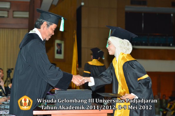 wisuda-unpad-gel-iii-2011_2012-fakultas-pertanian-oleh-dekan-073