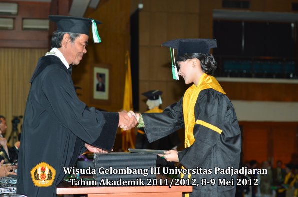 wisuda-unpad-gel-iii-2011_2012-fakultas-pertanian-oleh-dekan-074