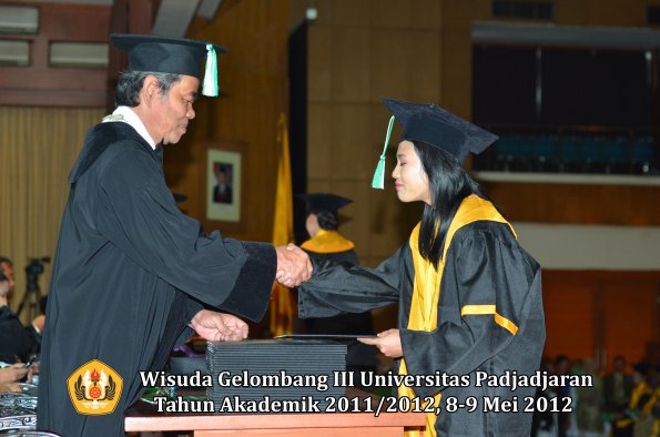 wisuda-unpad-gel-iii-2011_2012-fakultas-pertanian-oleh-dekan-075