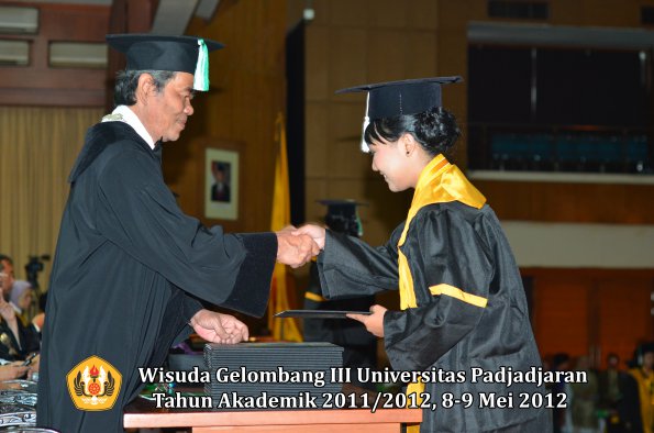 wisuda-unpad-gel-iii-2011_2012-fakultas-pertanian-oleh-dekan-078