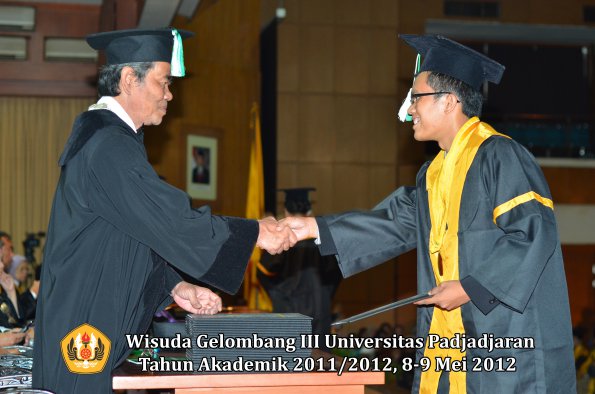 wisuda-unpad-gel-iii-2011_2012-fakultas-pertanian-oleh-dekan-079