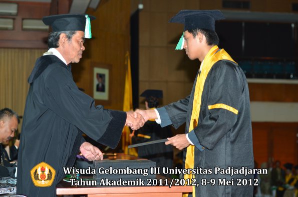 wisuda-unpad-gel-iii-2011_2012-fakultas-pertanian-oleh-dekan-083