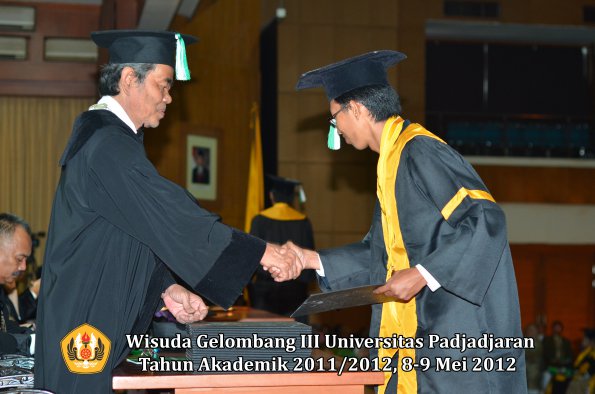 wisuda-unpad-gel-iii-2011_2012-fakultas-pertanian-oleh-dekan-084