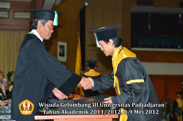 wisuda-unpad-gel-iii-2011_2012-fakultas-pertanian-oleh-dekan-086