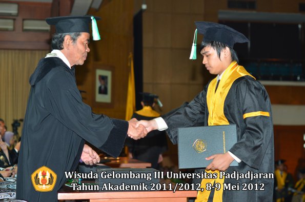 wisuda-unpad-gel-iii-2011_2012-fakultas-pertanian-oleh-dekan-088