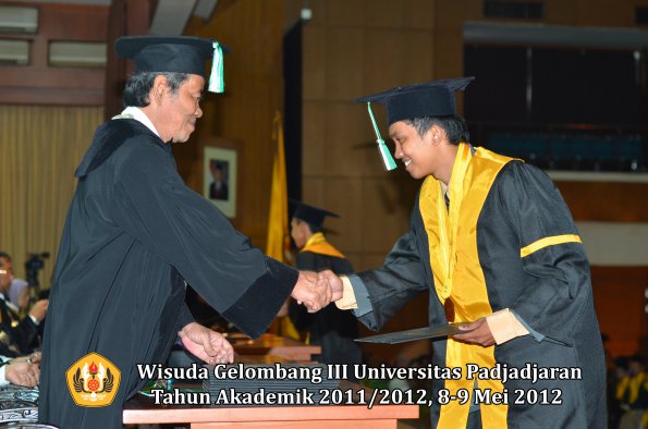 wisuda-unpad-gel-iii-2011_2012-fakultas-pertanian-oleh-dekan-092