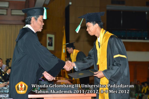 wisuda-unpad-gel-iii-2011_2012-fakultas-pertanian-oleh-dekan-093