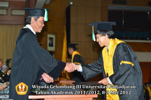 wisuda-unpad-gel-iii-2011_2012-fakultas-pertanian-oleh-dekan-095