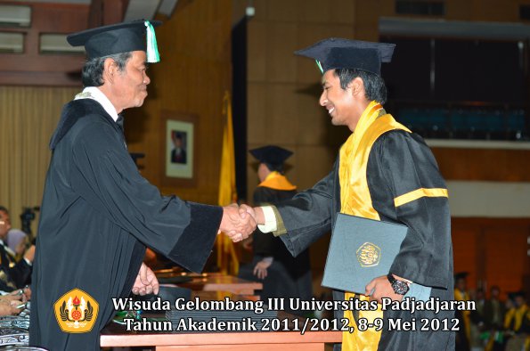 wisuda-unpad-gel-iii-2011_2012-fakultas-pertanian-oleh-dekan-097