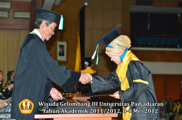 wisuda-unpad-gel-iii-2011_2012-fakultas-pertanian-oleh-dekan-100