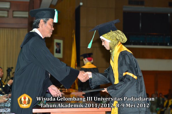 wisuda-unpad-gel-iii-2011_2012-fakultas-pertanian-oleh-dekan-105