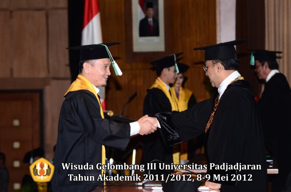 wisuda-unpad-gel-iii-2011_2012-fakultas-pertanian-oleh-rektor-006