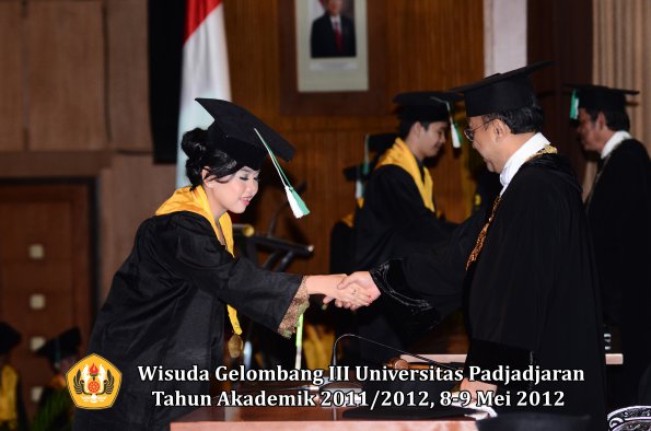 wisuda-unpad-gel-iii-2011_2012-fakultas-pertanian-oleh-rektor-011