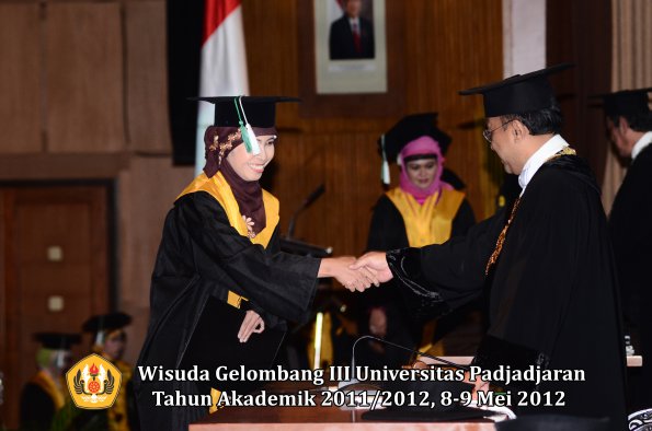 wisuda-unpad-gel-iii-2011_2012-fakultas-pertanian-oleh-rektor-017