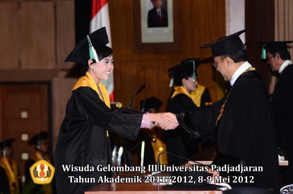 wisuda-unpad-gel-iii-2011_2012-fakultas-pertanian-oleh-rektor-019