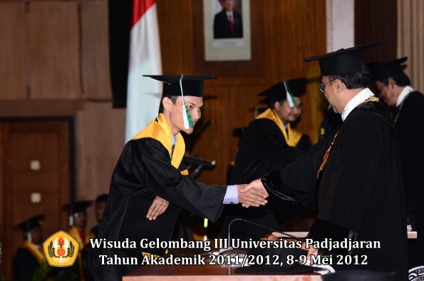 wisuda-unpad-gel-iii-2011_2012-fakultas-pertanian-oleh-rektor-021