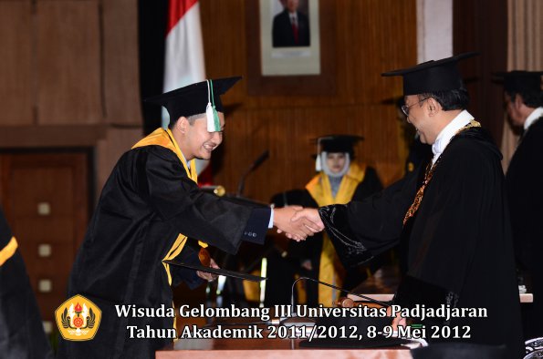 wisuda-unpad-gel-iii-2011_2012-fakultas-pertanian-oleh-rektor-022