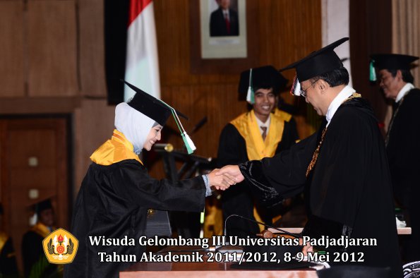 wisuda-unpad-gel-iii-2011_2012-fakultas-pertanian-oleh-rektor-023