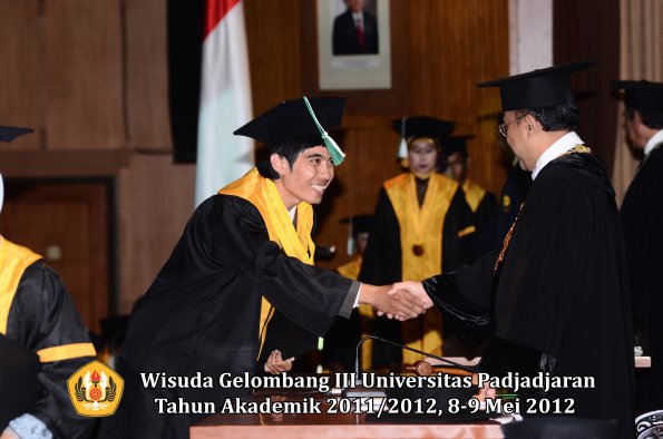 wisuda-unpad-gel-iii-2011_2012-fakultas-pertanian-oleh-rektor-024