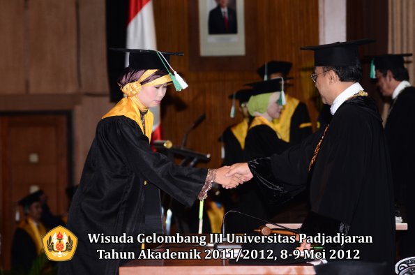 wisuda-unpad-gel-iii-2011_2012-fakultas-pertanian-oleh-rektor-025