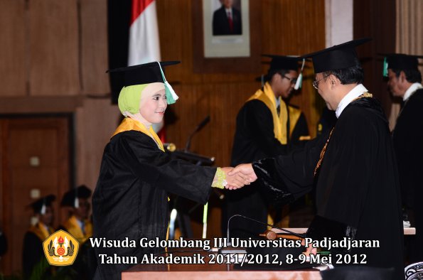 wisuda-unpad-gel-iii-2011_2012-fakultas-pertanian-oleh-rektor-026